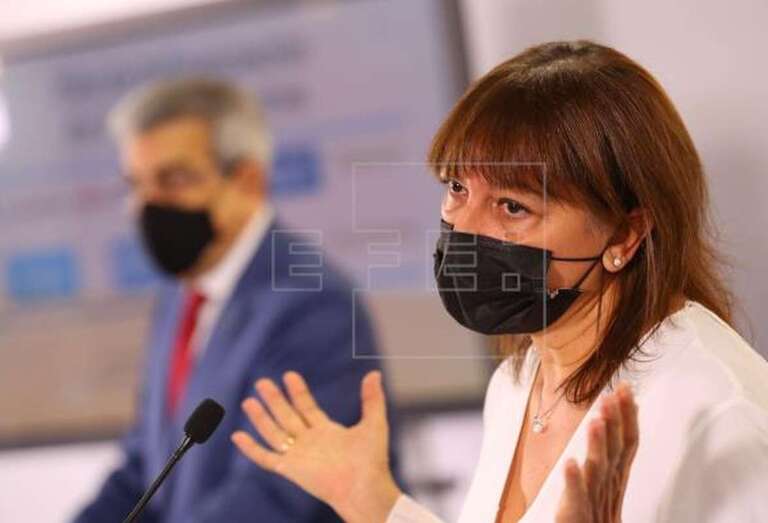 El vicepresidente y consejero de Hacienda, Presupuestos y Asuntos Europeos, Román Rodríguez, y la directora general del Tesoro y Política Financiera, Dunia González (Foto EFE / Elvira Urquijo A.)